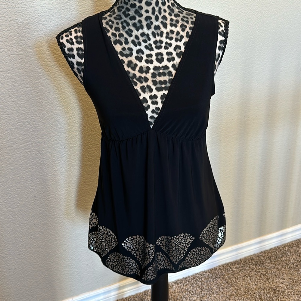 Women’s black low cut sleeveless top, size M
